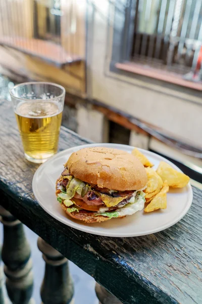 Yemek hamburger ve bira — Stok fotoğraf