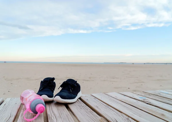 Löparskor på stranden — Stockfoto