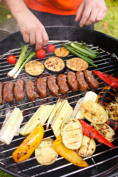 Kebab grelhado e legumes — Fotografia de Stock