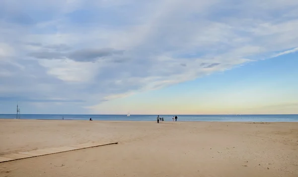 Gente en la playa de arena en España — Foto de Stock