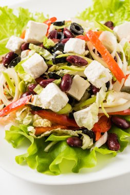 plaka üzerinde Yunan salatası 