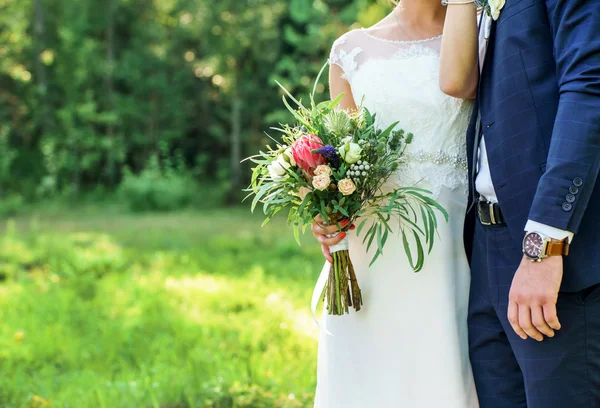 Recém-casados na cerimônia de casamento — Fotografia de Stock