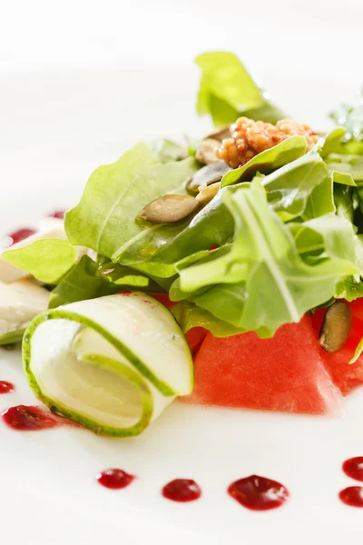 Frischer Salat mit Wassermelone — Stockfoto