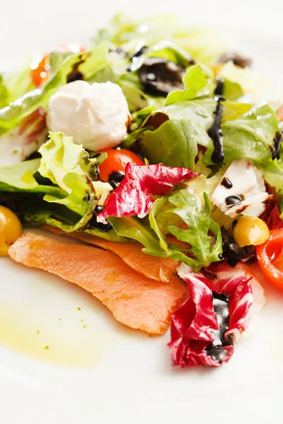 Salmon with fresh salad — Stock Photo, Image