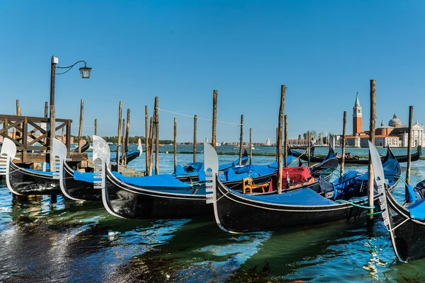 Gôndolas atracadas em Veneza — Fotografia de Stock