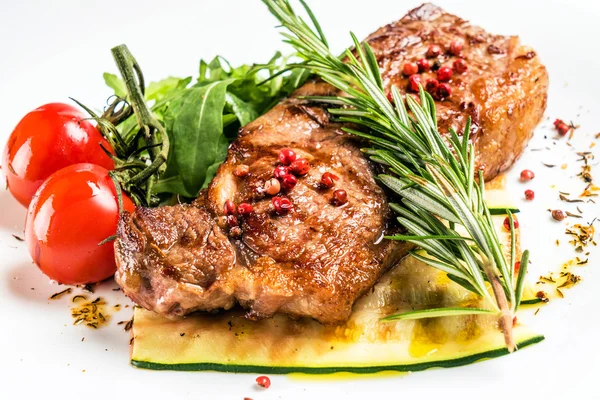 Steak aux légumes dans une assiette — Photo