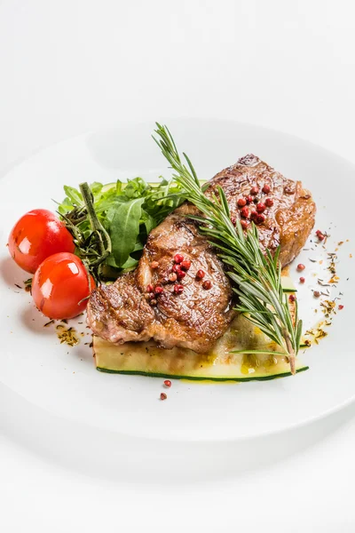 Steak aux légumes dans une assiette — Photo