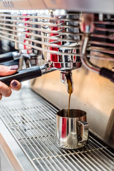 Barista fare il caffè — Foto Stock