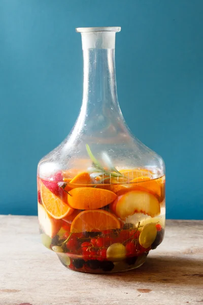 Eine Flasche Sangria trinken — Stockfoto