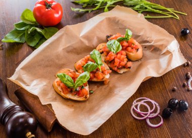 Bruschetta sebze ile bir kağıt üzerinde