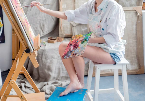 Painter working in a studio — Stock Photo, Image