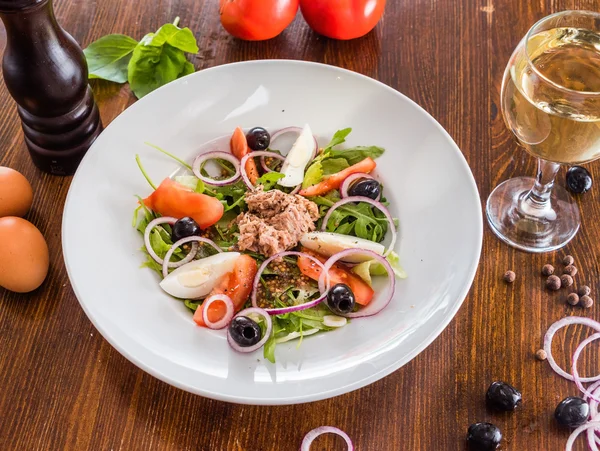 ワインと野菜とマグロのサラダ — ストック写真