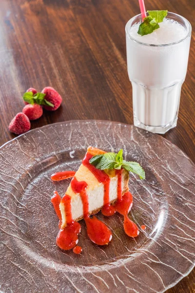 Tarta de queso con bayas en un plato —  Fotos de Stock