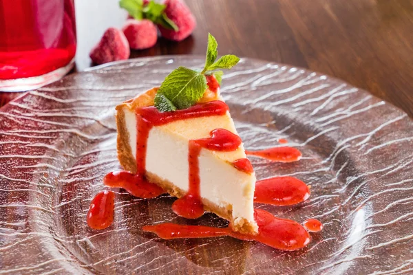 Cheesecake with berries on a plate — Stock Photo, Image