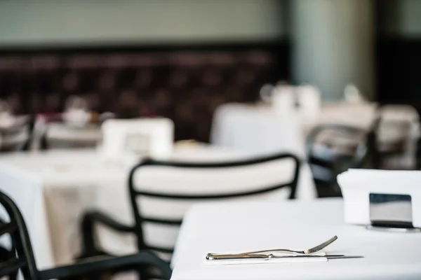 Toalha de mesa branca mobilado restaurante — Fotografia de Stock