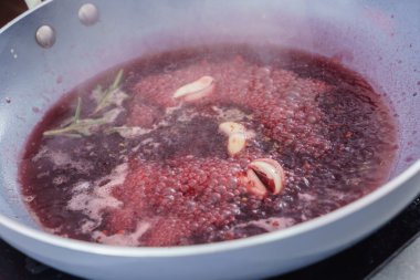 kızılcık sosu kaynar