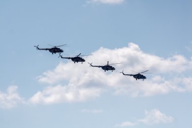 Mavi gökyüzüne karşı uçan helikopter