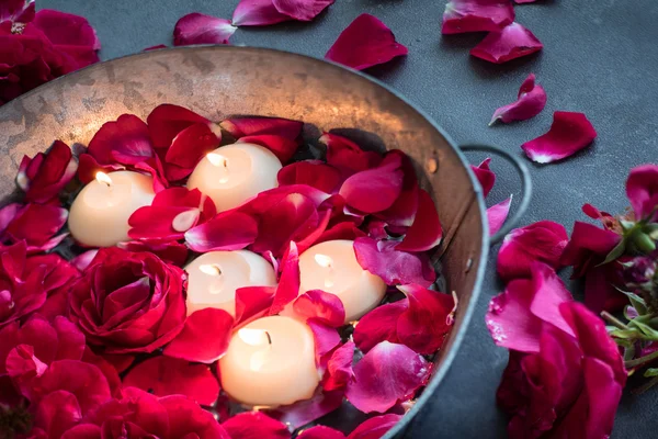 Petali di rosa e candele — Foto Stock