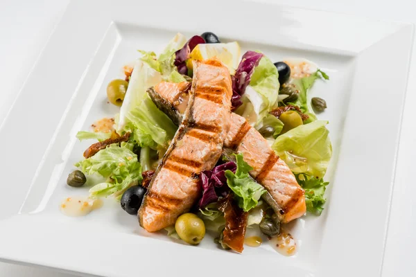 Grilled salmon with vegetables — Stock Photo, Image