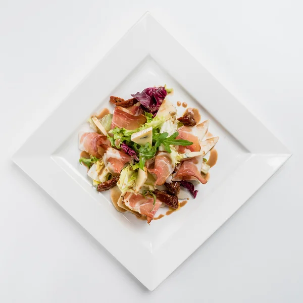 Ensalada con jamón en plato — Foto de Stock