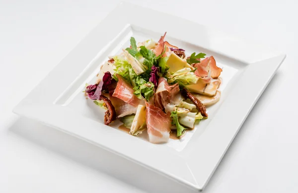 Salat mit Schinken im Teller — Stockfoto