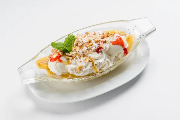 Banana split na desce — Stock fotografie