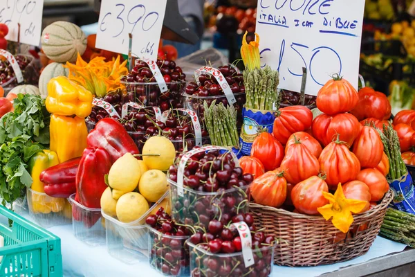 İtalyan sebze pazarı — Stok fotoğraf