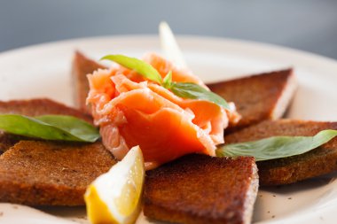 meze plaka üzerinde somon ile