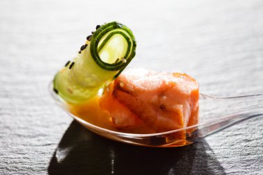 Salatalık ile deniz ürünleri snack