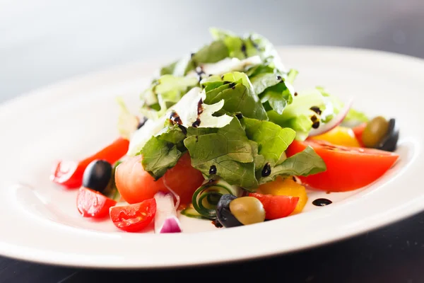Salada vegetal em chapa — Fotografia de Stock