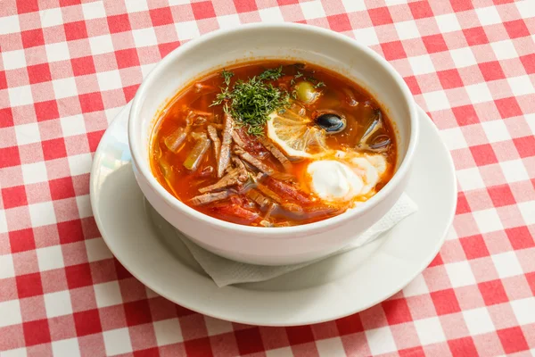 Soljanka mit Fleisch auf Teller — Stockfoto