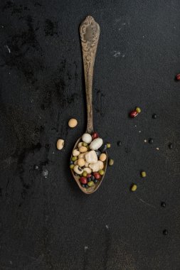 bir kaşık karışık fasulye