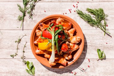 Kızarmış tavuk kanadı ve sebze.