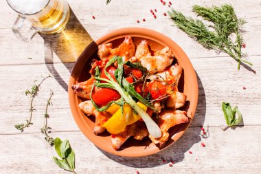 Kızarmış tavuk kanadı ve sebze.