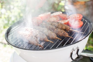 Açık havada kebap ızgara