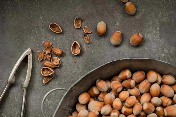 Krakování syrové lískové ořechy — Stock fotografie