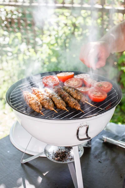 Grillning kebab utomhus — Stockfoto