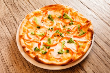 Tahta arka planda pizza.