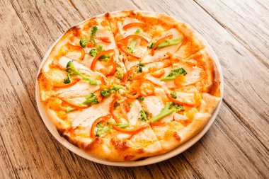 Tahta arka planda pizza.