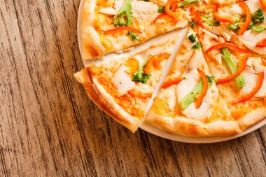 Tahta arka planda pizza.