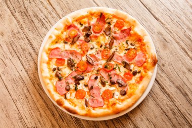 Tahta arka planda pizza.