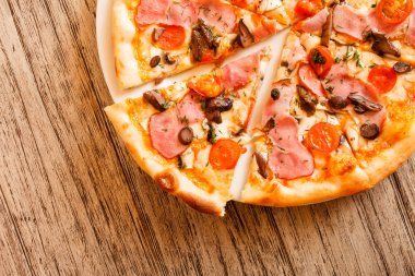 Tahta arka planda pizza.