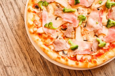 Tahta arka planda pizza.