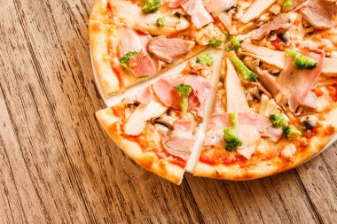 Tahta arka planda pizza.