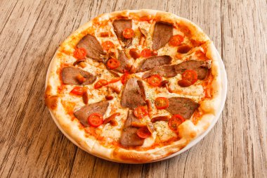 Tahta arka planda pizza.