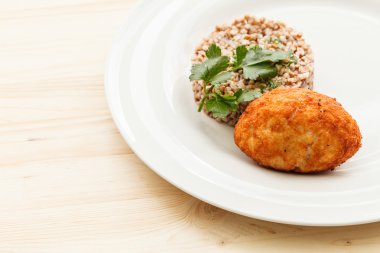 göğsü buğday lapası ile