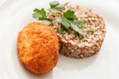 göğsü buğday lapası ile