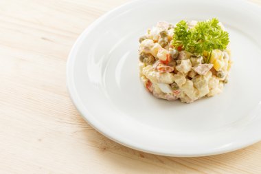 Rus salatası hizmet