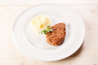 Pirzola ile patates püresi 