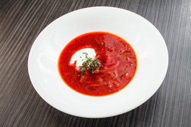 Pancar çorbası beyaz plaka